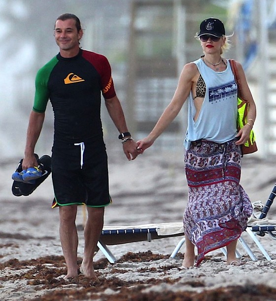 Gwen Stefani and Gavin Rossdale on beach holding hands