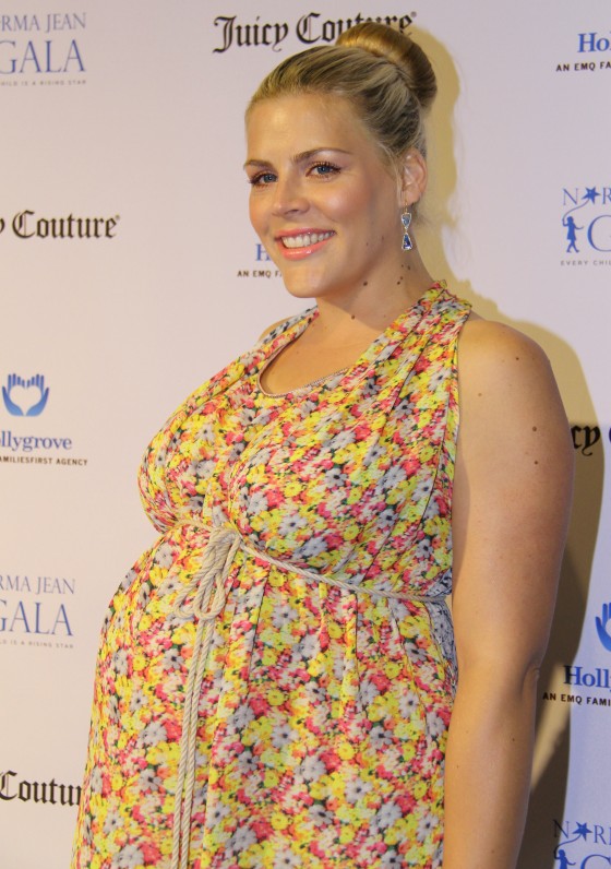 Busy-philipps-pregnant-belly-bump. 